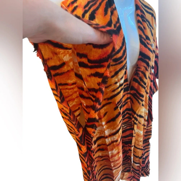 Janice Tiger Print Shawl Wrap Poncho One Size - Picture 2 of 3